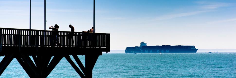 Porte-conteneurs s'approchant du Havre, et estacade de Sainte-Adresse