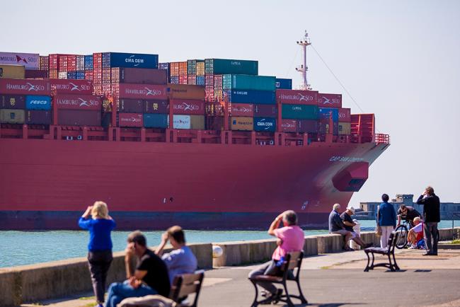 Porte-conteneurs sortant du port du Havre 